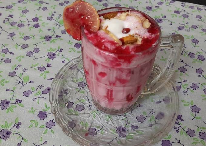 Strawberry crushed milk shake with vanilla ice cream