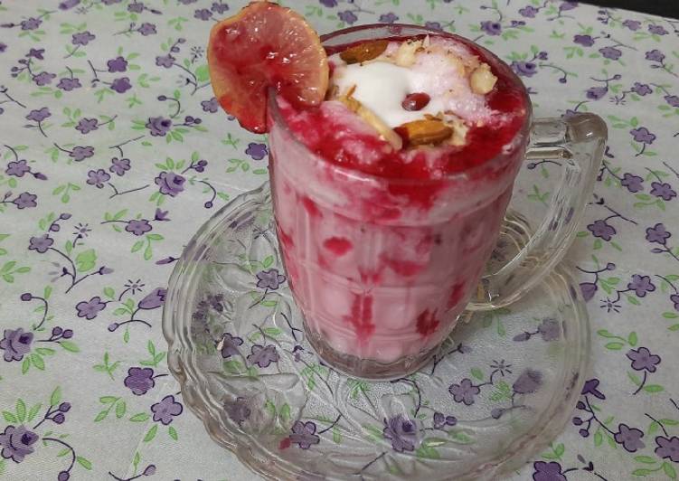 Strawberry crushed milk shake with vanilla ice cream