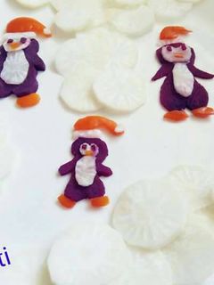 सांता पेंगुइन्स सलाद (Santa penguins salad recipe in hindi) रेसिपी मुख्य फोटो
