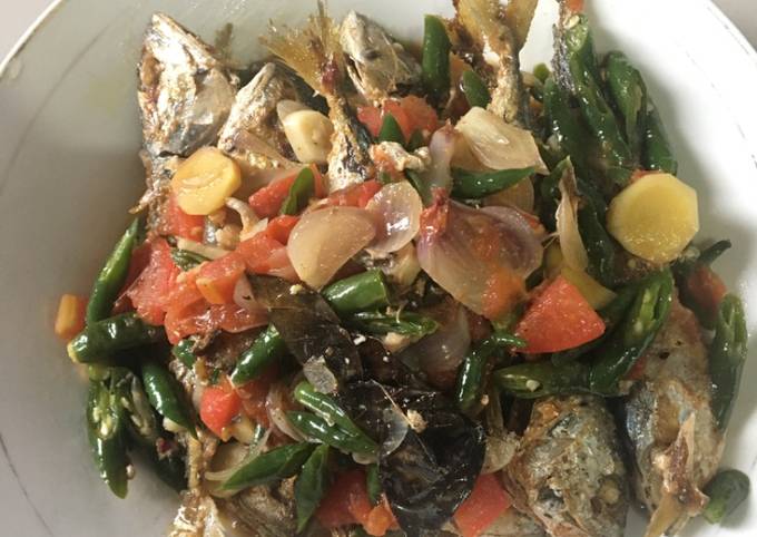 Resep Ikan kembung cabai hijau Anti Gagal