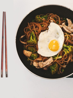 Una foto de Wok con pasta integral 🍜