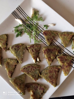 પાલક આલુ-પનીર પરાઠા (Palak Alu Paneer Paratha recipe in Gujarati) રેસીપી મુખ્ય ફોટો