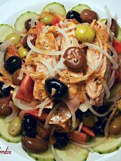 Una foto de Ensalada piramidal de pepinos, tomates y troncos de atún blanco