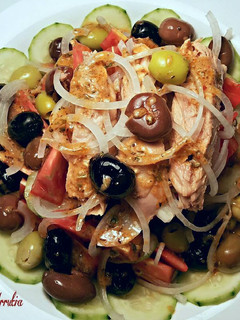 Una foto de Ensalada piramidal de pepinos, tomates y troncos de atún blanco