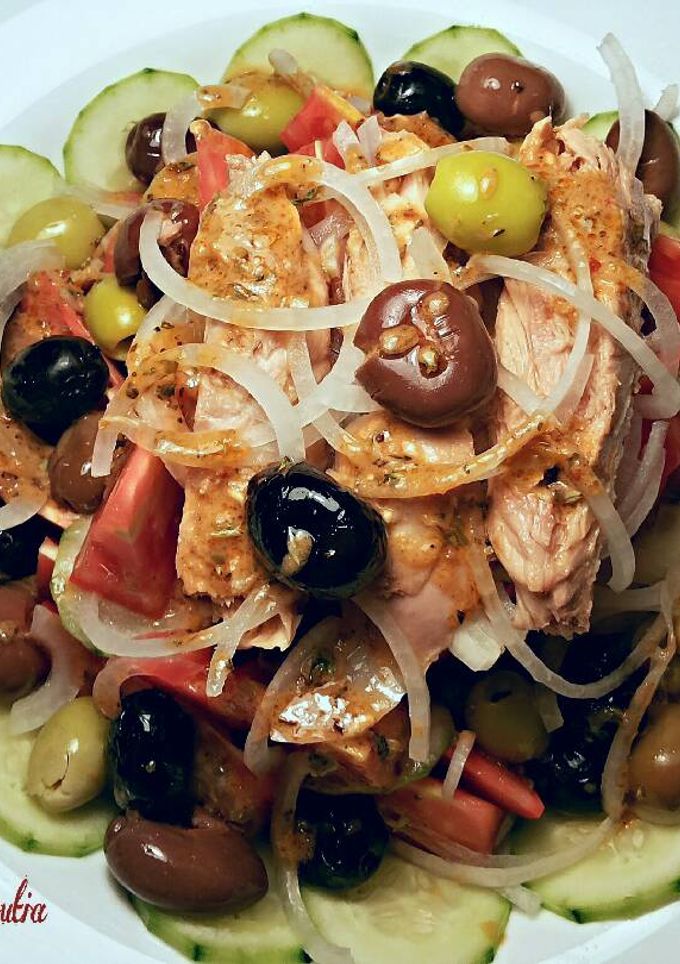 Una foto de Ensalada piramidal de pepinos, tomates y troncos de atún blanco