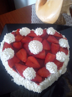 Una foto de Tarta corazón de fresa y Nata para San Valentín