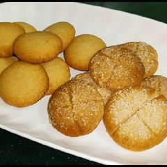 A picture of Healthy whole wheat aata cookies with and without oven.