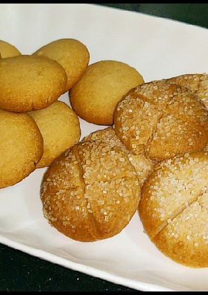 A picture of Healthy whole wheat aata cookies with and without oven.