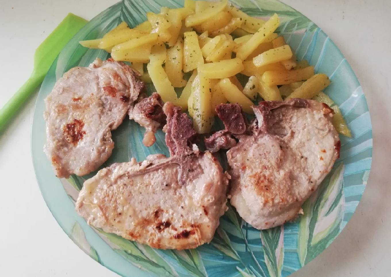 Chuletas de lomo de cerdo marinadas con patatas ligeras 🥩