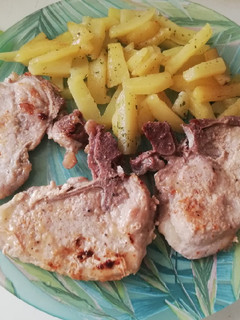 Una foto de Chuletas de lomo de cerdo marinadas con patatas ligeras 🥩
