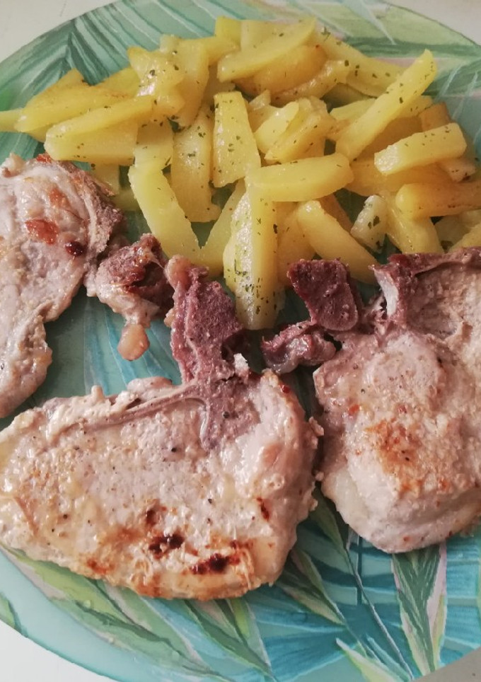Una foto de Chuletas de lomo de cerdo marinadas con patatas ligeras 🥩