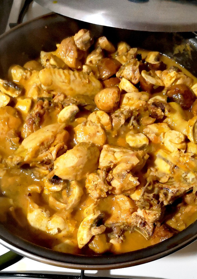 Una foto de Pollo en salsa con champiñones