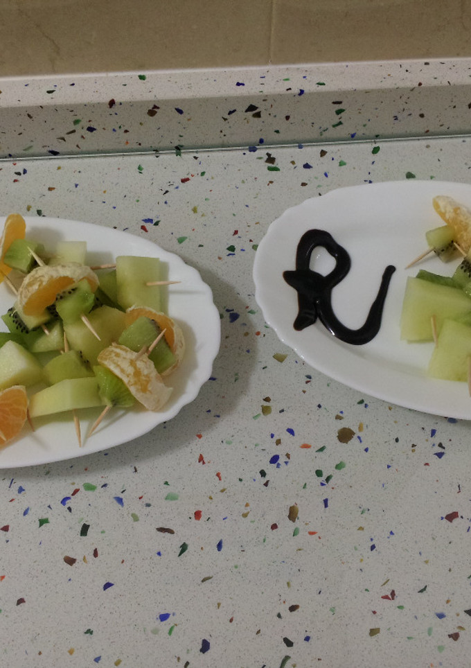 Una foto de Pinchitos de fruta con sirope de chocolate
