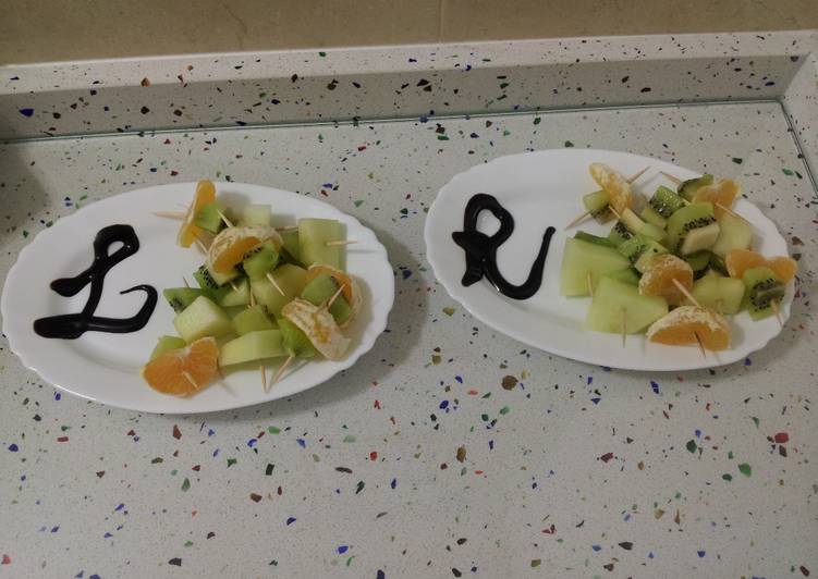 Pinchitos de fruta con sirope de chocolate