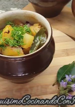 Una foto de Cordero asado con patatas en ollas de barro