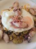 Habitas en conserva con chipirones, cebolla y tomate confitado y huevo frito para rematar el plato