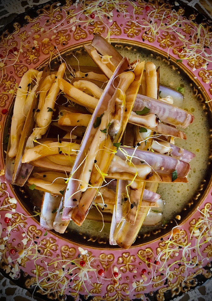 Una foto de Navajas en aceite de ajo y perejil