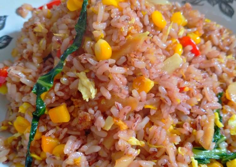 Cara Gampang Membuat Nasi goreng beras merah, Bisa Manjain Lidah