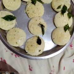 A picture of Idli with schezwan chutney.