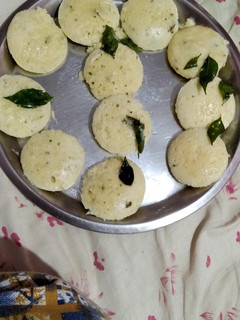 A picture of Idli with schezwan chutney.