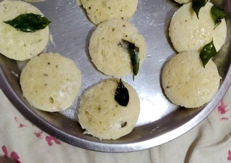 Idli with schezwan chutney