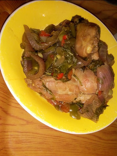 A picture of Chicken in spinach sauce.