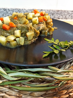 Una foto de Pollo en salsa de berenjena 🍆 y curry con verduras al vapor 🍲
