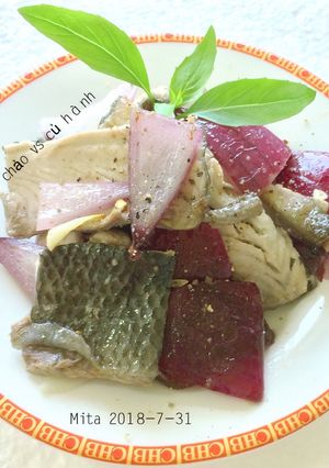 Hình của món Da cá áp chảo vs củ hành.