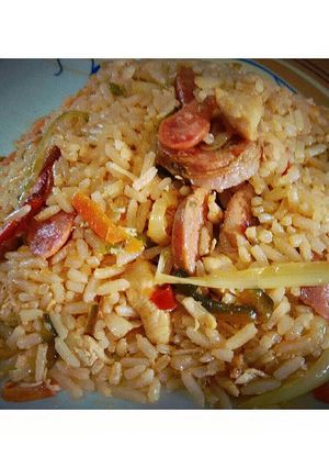 Una foto de Arroz con pollo, salchicha ranchera y longaniza