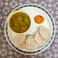 A picture of Jowar Idli.