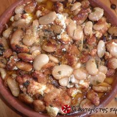 A picture of Gigantes plaki (giant baked beans).