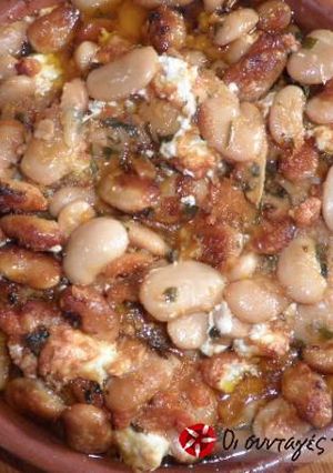 A picture of Gigantes plaki (giant baked beans).