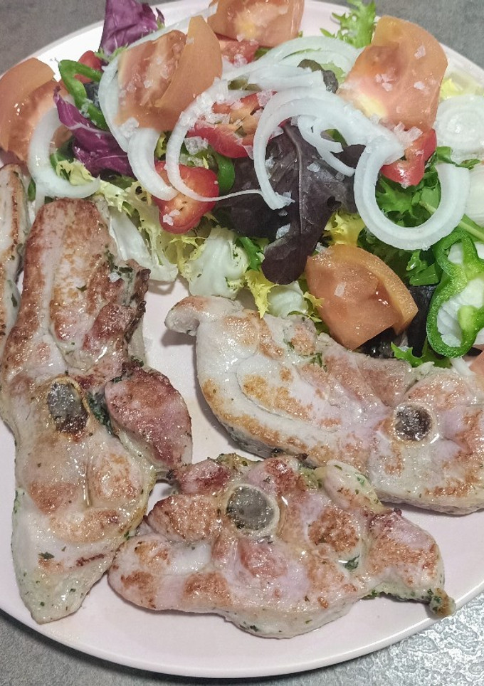 Una foto de Chuletas de pavo al ajillo