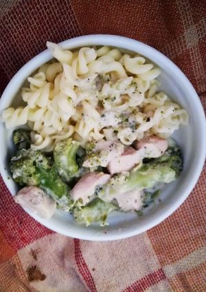 Tejszínes brokkoli, csirkemellel recept fotója
