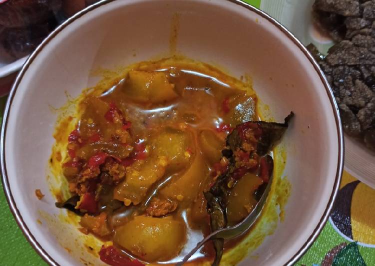 Kulit sapi putih bumbu merah