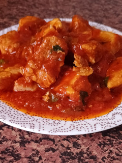 Una foto de Magro con tomate