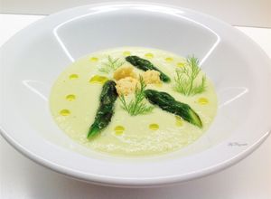 Foto di Vellutata di asparagi e finocchio, con crumble di parmigiano