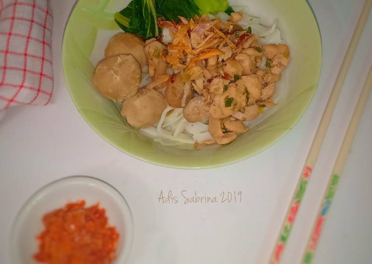 Kwetiaw ayam jamur bakso