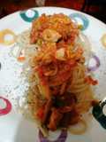 Spaghettis pomodoro con verduras y lomo de cerdo