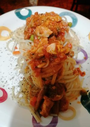 Una foto de Spaghettis pomodoro con verduras y lomo de cerdo