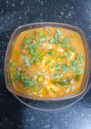 A picture of Paneer- matar - capsicum vegetable.