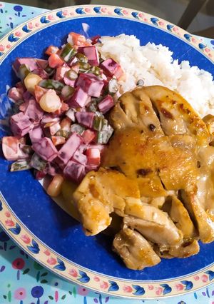 Una foto de Pollo Frito aliñado y Ensalada Rusa