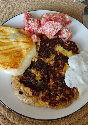 Grillsajt lisztmentes cukkini tócsnival és sült paradicsomos dinnyesalátával recept fotója