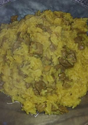 Una foto de Arroz amarillo con carne