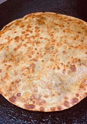 A picture of Alu and fresh meethi ke parathe.