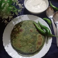 A picture of Bathua parotha.