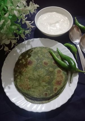 A picture of Bathua parotha.