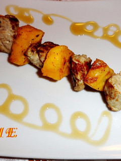 Una foto de Brochetas de solomillo de cerdo y persimon