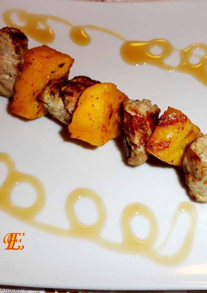 Una foto de Brochetas de solomillo de cerdo y persimon