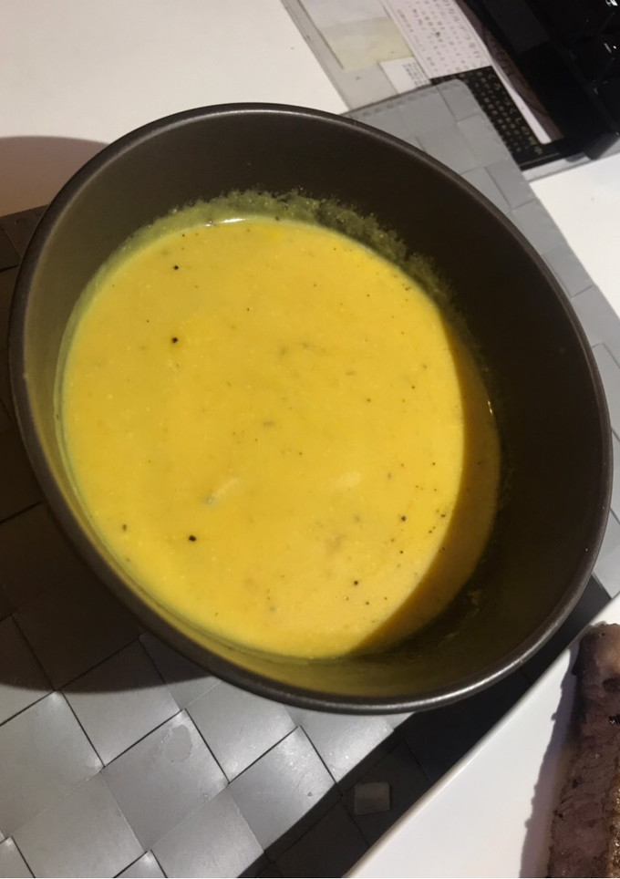 A picture of Carrot and onion soup.
